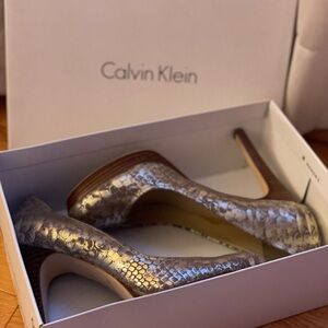 Calvin Klein 9 1/2 Woman Pumps with shoe box